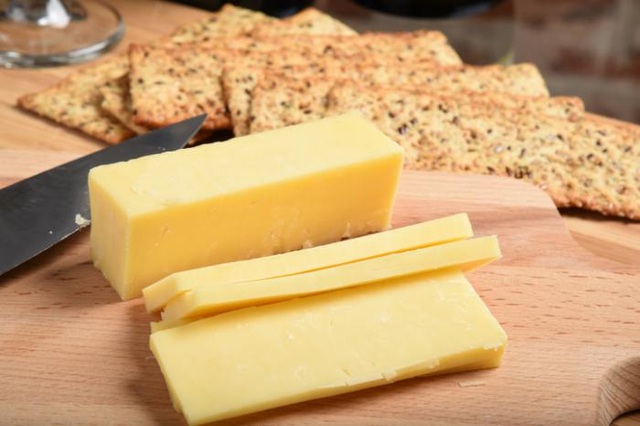 Ung thư vú: Lợi hại các sản phẩm từ sữa - 1 Ăn nhiều một số loại pho mát, như cheddar, có thể làm tăng nguy ung thư vú.