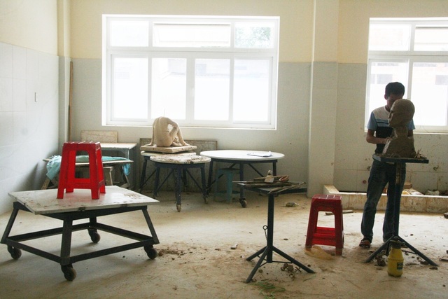 Phòng thi 1 thí sinh thi vào ngành Điêu khắc - 9 Trong lúc chờ người mẫu nam tới, thí sinh duy nhất người Huế này đang chuẩn bị các khâu cho tác phẩm của mình trước giờ làm bài buổi chiều