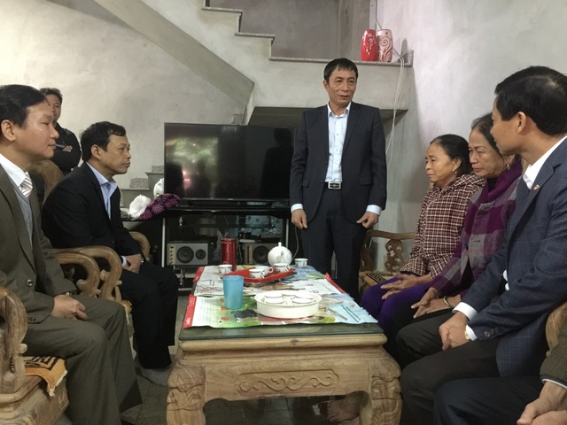 Vụ 4 trẻ sinh non tử vong: Đừng để các cháu chết oan uổng - 2 Ông Nguyễn Văn Phong- Phó Chủ tịch UBND tỉnh Bắc Ninh cùng các cơ quan đến thăm hỏi chia buồn với gia đình cháu Vũ Đình Cò