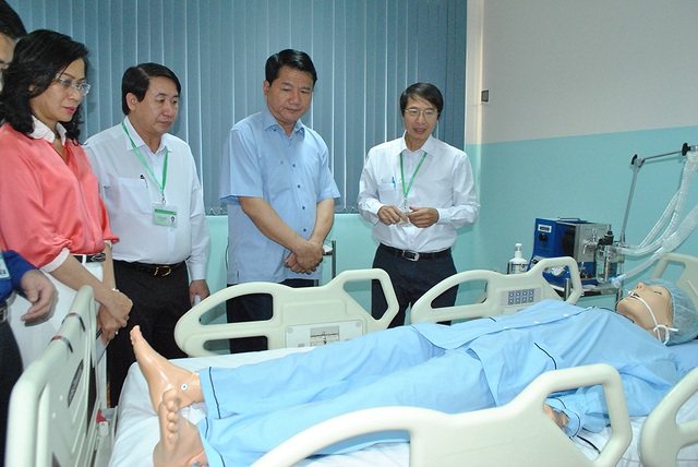 Hơn 12.000 thí sinh hoang mang vì trường đột ngột không tuyển sinh ngoại tỉnh - 1 PGS.TS Ngô Minh Xuân (thứ 2 từ trái sang) giới thiệu phòng thực hành của trường ĐH Y khoa Phạm Ngọc Thạch trong đợt ông Đinh La Thăng thăm trường
