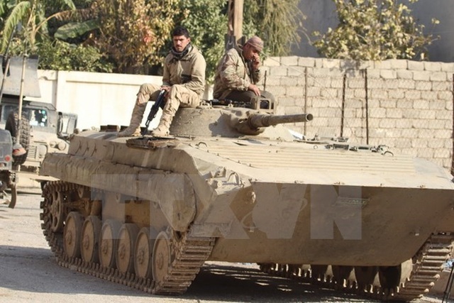 Các lực lượng Iraq lần đầu tiến vào thành phố Mosul từ phía Bắc - 1 Quân đội Chính phủ Iraq trong cuộc chiến chống IS tại Mosul, Iraq ngày 10/12. (Nguồn: THX/TTXVN)