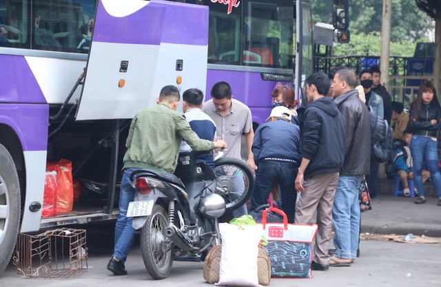 Cửa ngõ Hà Nội, Sài Gòn ùn tắc nghiêm trọng - 34 Nhiều người về quê ăn tết còn mang theo cả xe máy về để lấy phương tiện đi lại.