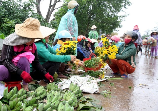 Chợ quê nhộn nhịp, người dân đội mưa mang hương sắc Tết về nhà - 9 Những sản vật được đưa đến bán ở chợ đều do chính tay người nông dân làm ra