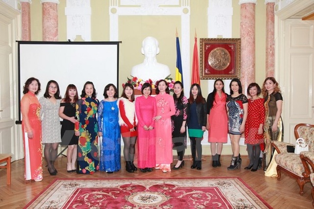 Cộng đồng người Việt ở Romania tưng bừng đón Tết Đinh dậu - 1 Đại sứ quán Việt Nam đã phối hợp với Ban chấp hành hội người Việt tại Rumani tổ chức đón Tết mừng Xuân Đinh Dậu 2017. (Nguồn: Vietnam+)