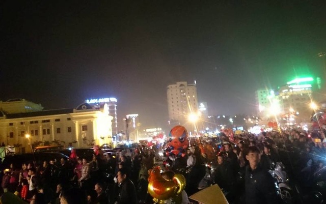 Người dân cả nước hân hoan trong phút giao thừa - 28 Quảng trường Lam Sơn là nơi thu hút lượng người tham gia đón giao thừa lớn nhất tại Thanh Hóa