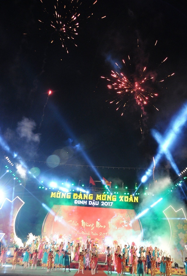 Không pháo hoa, giao thừa đậm chất văn hoá Việt - 20 Bình Định không tổ chức bắn pháo hoa để dành 600 triệu giúp đỡ người dân bị thiệt hại do lũ vừa qua