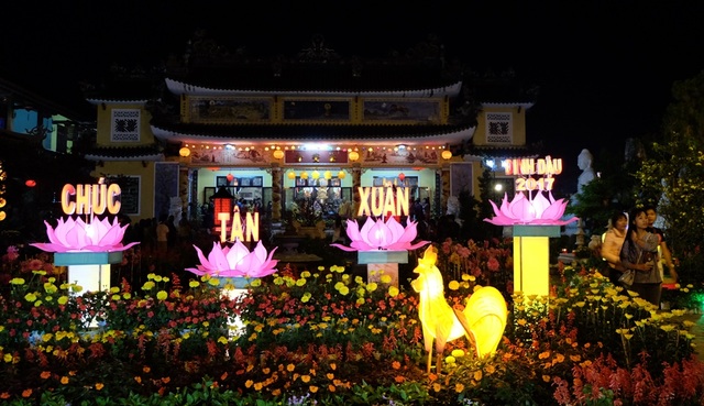 Không pháo hoa, giao thừa đậm chất văn hoá Việt - 21 Nhiều người dân ở Hội An (Quảng Nam) nao nức lễ chùa ngay sau thời khắc giao thừa Tết Đinh Dậu 2017