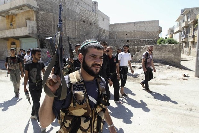 Syria: Hơn 2.600 phiến quân hạ vũ khí ở thung lũng Wadi Barada - 1 Một tay súng của nhóm phiến quân Ghuraba al-Sham. (Nguồn: Reuters)