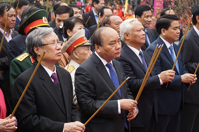 Thủ tướng dâng hương tại lễ kỷ niệm 228 năm chiến thắng Ngọc Hồi - Đống Đa - 1 Thủ tướng Nguyễn Xuân Phúc cùng đoàn đại biểu Trung ương và TP Hà Nội dâng hương tại Lễ kỷ niệm 228 năm chiến thắng Ngọc Hồi - Đống Đa