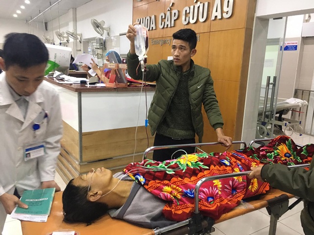 6 ngày Tết, kẻ mê sảng, người tử vong vì rượu - 1
Bệnh nhân được đưa đến khoa Cấp cứu (BV Bạch Mai) sáng ngày mùng 5 Tết. Ảnh: H.Hải