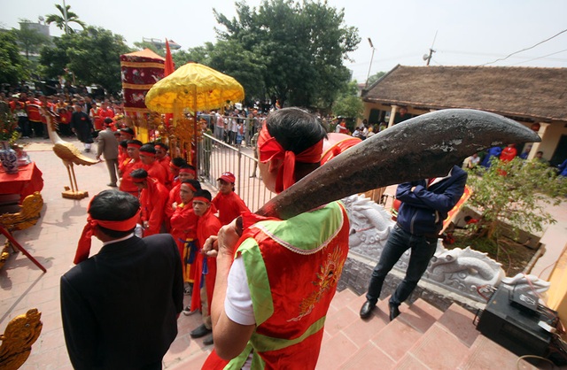 Người dân Ném Thượng tiếp tục chém lợn trong nhà kín - 12
Rất đông người dân chờ chứng kiến màn “khai đao” hai “ông ỉn”. Tuy nhiên, cũng như năm ngoái, việc chém lợn công khai đã không diễn ra.