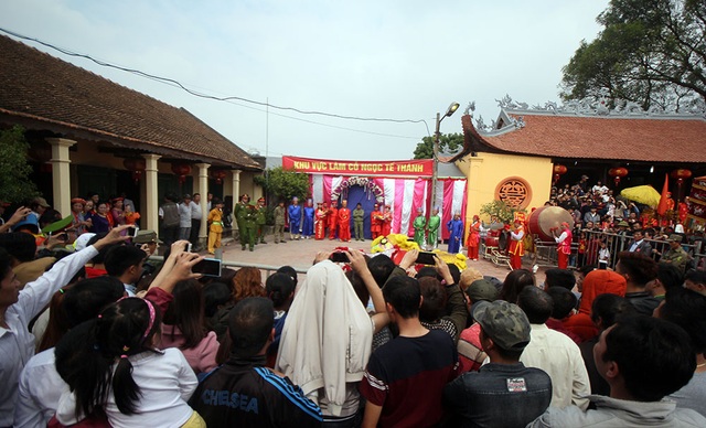 Người dân Ném Thượng tiếp tục chém lợn trong nhà kín - 13
Thay vào đó, cũng giống năm ngoái, việc chém lợn diễn ra trong nhà kín, chỉ có hai thủ đao cũng một số người có nhiệm vụ liên quan mới được chứng kiến.