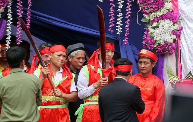 Người dân Ném Thượng tiếp tục chém lợn trong nhà kín - 15
Cuối cùng, hai thủ đao cũng hoàn thành nghi lễ chém lợn, bước ra khỏi nhà kín để trình làng trong sự vui mừng của người dân Ném Thượng có mặt tại đình.
Sau những tranh cãi gay gắt về tục chém lợn ở lễ hội Ném Thượng, hai năm gần đây, việc chém lợn đã được thực hiện trong nhà kín. Đây được cho là giải pháp hợp lý, vừa không gây phản cảm, vừa giữ được lễ nghi truyền thống theo tâm nguyện của đa số người dân Ném Thượng.