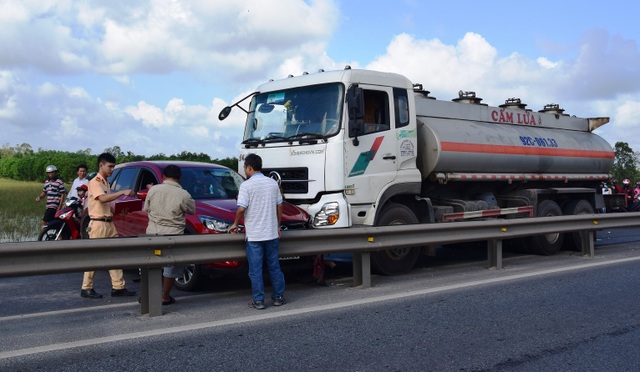 6 ô tô tông nhau liên hoàn, giao thông ùn tắc - 3 Hiện trường vụ tai nạn giao thông
