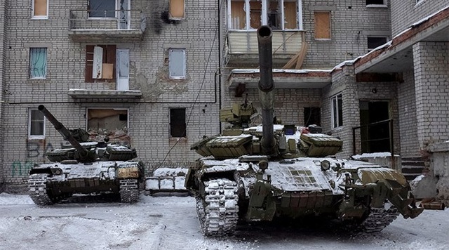 Giao tranh ác liệt, Ukraine dọa ban bố tình trạng thiết quân luật - 1 Xe tăng xuất hiện ở thành phố Avdeevka ngày 2/2. (Nguồn: Reuters)