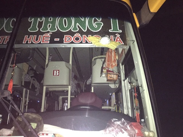 Tài xế quay đầu xe khách, rượt đuổi kẻ ném đá như phim - 1 Xe khách Ngọc Thông bị ném đá vỡ kính - Ảnh nhà xe cung cấp