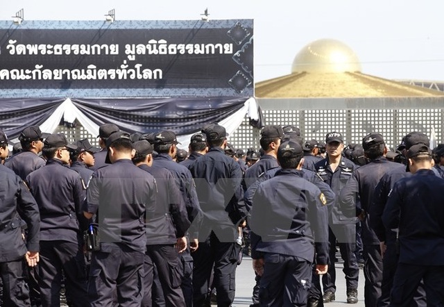 Cảnh sát Thái Lan đối đầu với thành viên giáo phái Dhammakaya - 1 Cảnh sát Thái Lan chuẩn bị khám xét ngôi đền Wat Phra Dhammakaya ở tỉnh Pathum Thani ngày 16/2. (Nguồn: EPA/TTXVN)