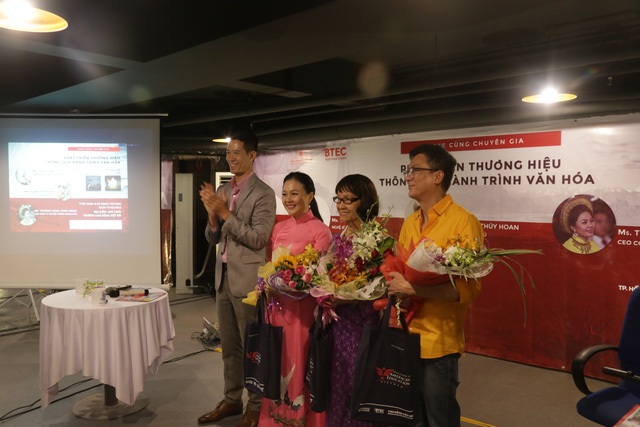 “Làm business mà không quảng bá như cô gái nháy mắt trong bóng đêm” - 6
Nghệ sỹ Trí Nguyễn cùng khách mời trong buổi giao lưu với sinh viên
