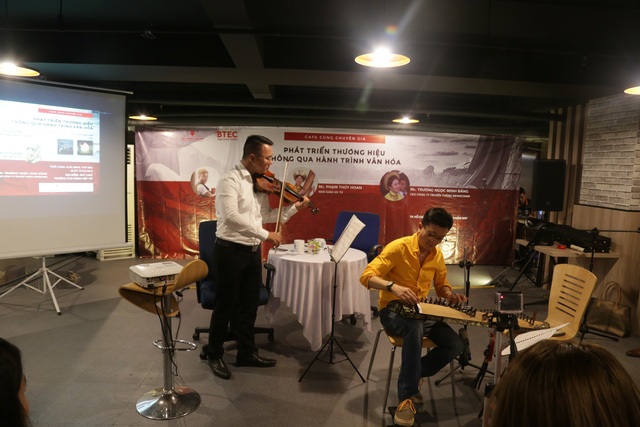 “Làm business mà không quảng bá như cô gái nháy mắt trong bóng đêm” - 5
Nghệ sỹ Trí Nguyễn và piano Sơn Mạch biểu diễn hòa tấu