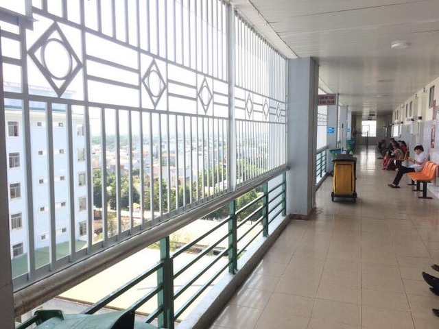 Tìm giải pháp chống tự tử tại... bệnh viện - 1 Giải pháp lắp đặt khung sắt chống tự tử đã được BVĐK Quảng Ngãi triển khai.
