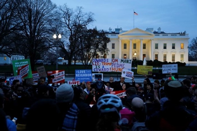 Thách thức Trump, toà án Mỹ cho phép người Syria nhập cảnh - 1 Ông Trump liên tiếp bị phản đối vì lệnh nhập cư mới ban hành. Ảnh: Reuters