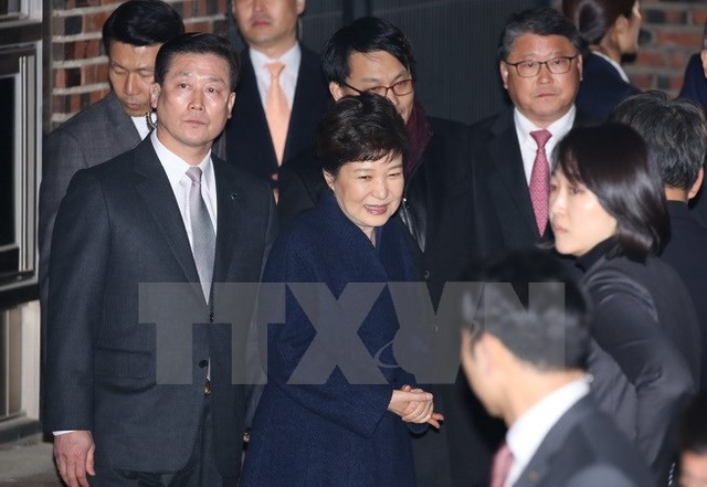 Bà Park Geun-hye (giữa) về tới nhà riêng ở Seoul sau khi rời Phủ Tổng thống ngày 12/3. (Nguồn: THX/TTXVN)