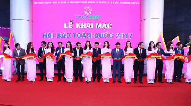 Hội báo toàn quốc: “Báo chí Việt Nam đồng hành cùng Đất nước đổi mới” - 5 Cắt băng khai mạc Hội báo toàn quốc 2017 (Ảnh: Quý Đoàn).