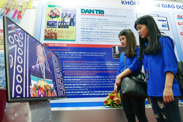 Hội báo toàn quốc: “Báo chí Việt Nam đồng hành cùng Đất nước đổi mới” - 6
Gian trưng bày của báo Dân trí tại Hội báo toàn quốc 2017. (Ảnh: Quý Đoàn)