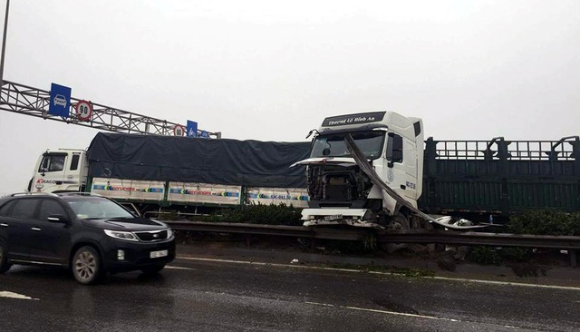Tai nạn liên hoàn ở cầu Thanh Trì, container “vượt rào” lao xuống đường gom - 1
Xe đầu kéo và xe tải dìu nhau đâm vào dải phân cách, suýt lao sang phần đường ngược chiều. (Ảnh: Tiến Nguyên)