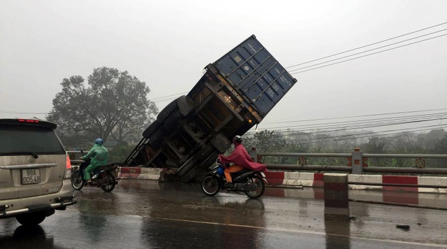 Tai nạn liên hoàn ở cầu Thanh Trì, container “vượt rào” lao xuống đường gom - 7
Container chổng vó lên trời. (Ảnh: Tiến Nguyên)
