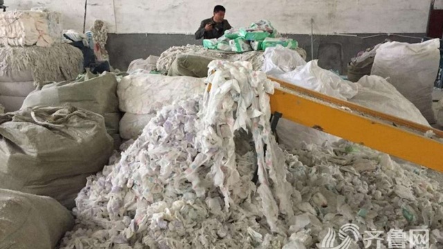 Kinh hoàng: Khui đường dây sản xuất bỉm người lớn từ bỉm dùng rồi - 1 Sản xuất bỉm từ hàng dùng rồi