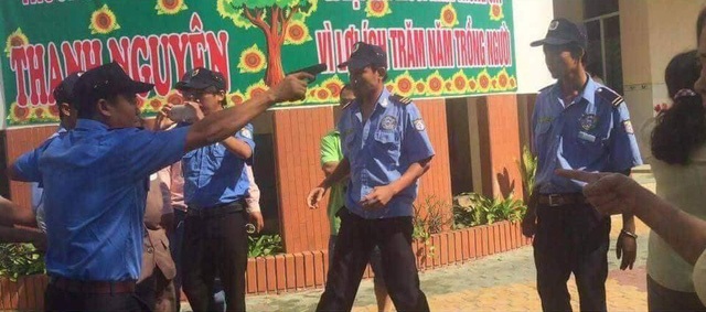 Làm rõ vụ bảo vệ xông vào trường học rút súng đòi bắt người - 2
Nhóm bảo vệ rút súng uy hiếp các cán bộ trường Thanh Nguyên