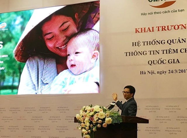 Nụ cười rạng rỡ của bà mẹ đội nón rách và y tế Việt Nam - 1 Phó Thủ tướng Vũ Đức Đam tại buổi lễ. (Nguồn: Viettel)