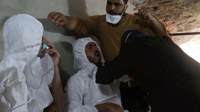 Syria: Mỹ tung đòn mới sau tên lửa Tomahawk - 1 Nạn nhân trong vụ tấn công hóa học ở Khan Shiekhoun. Ảnh: Reuters
