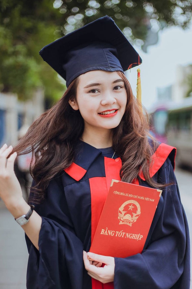 Một gia đình nghèo người Thái có 3 con gái học đại học - 3
Pay Thị Huyền chụp ảnh kỷ yếu năm cuối.