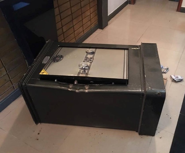 Điều tra 2 vụ trình báo mất trộm tiền tỷ trong dịp lễ - 1 Két sắt bị phá bung trong một vụ trộm ở quận 7 trước đó (ảnh minh hoạ)