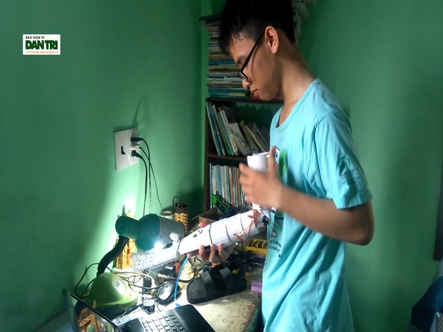 Những sự kiện nóng giáo dục tuần qua - 5 Em Phạm Huy với sản phẩm của mình sẽ lên đường tham gia cuộc thi Khoa học kỹ thuật Quốc tế tại Mỹ