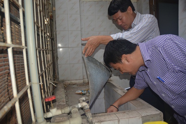Ổ dịch ở ký túc xá ĐH Luật Hà Nội khiến 11 sinh viên đồng loạt mắc sốt xuất huyết - 1 Cán bộ TTYT Dự phòng Hà Nội giám sát tìm ổ bọ gậy nguồn tại khu vực ký túc xá Trường Đại học Luật Hà Nội. Ảnh: H.Ngân