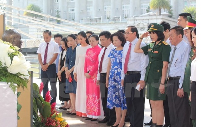 Người Việt tại nước ngoài kỷ niệm 127 năm ngày sinh Chủ tịch Hồ Chí Minh - 6 Người Việt tại nước ngoài kỷ niệm 127 năm ngày sinh Chủ tịch Hồ Chí Minh - 6