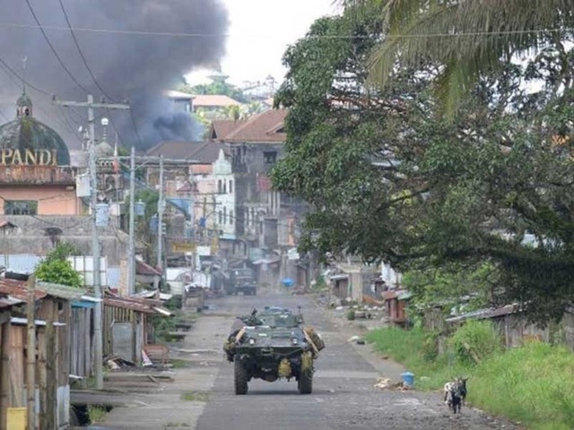 Philippines miễn nhiệm tướng để mất Marawi vào tay IS - 1 Các trận chiến ở TP Marawi vẫn diễn ra quyết liệt. Ảnh: AFP