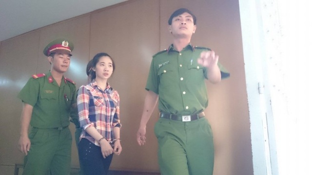 Bạn trai phủ nhận mọi liên quan, cô gái đi tù 1 mình - 1 Phương được dẫn giải về trại giam sau phiên xử