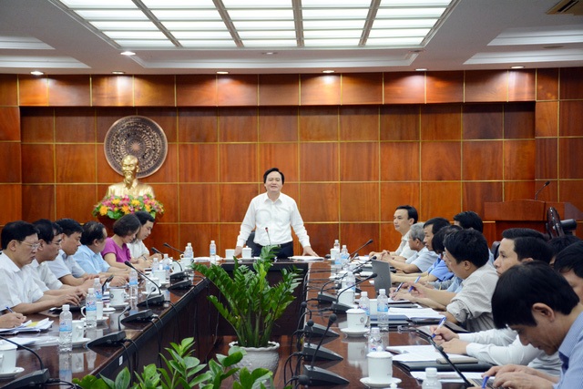 Trường “xin lại” giấy khen, chưa thí điểm bỏ viên chức với giáo viên mầm non, tiểu học, THCS - 2
Bộ trưởng Phùng Xuân Nhạ giải thích về đề xuất thí điểm chuyển dần viên chức giáo viên sang hợp đồng lao động
