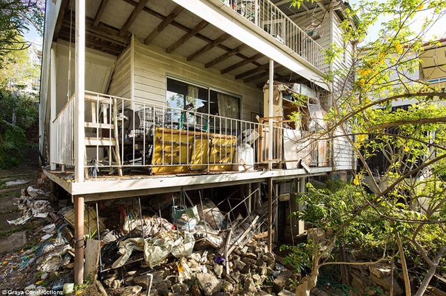 Hai anh em Rob và Andrew Gray ở Úc đã khiến không ít người kinh ngạc khi bỏ ra 750.000 USD (~17 tỷ đồng) để mua một ngôi nhà cũ nát, tràn ngập rác thải như thế này.
