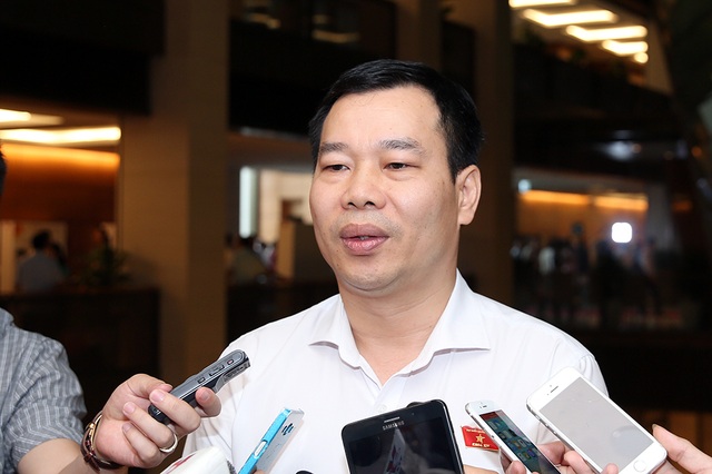 Đại biểu Quốc hội nói về khởi tố vụ việc ở Đồng Tâm - 1 Đại biểu Đỗ Đức Hồng Hà trao đổi với báo chí bên hành lang Quốc hội về vụ Đồng Tâm