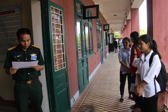 Chùm ảnh: Thí sinh cả nước làm thủ tục dự thi THPT quốc gia 2017 - 7 Cán bộ coi thi gọi thí sinh vào phòng để phổ biến quy chế thi