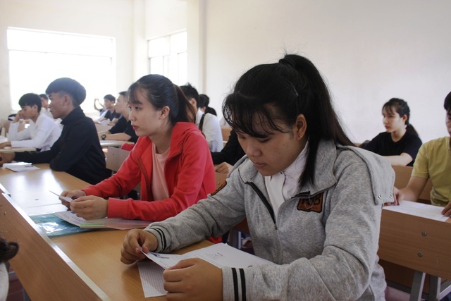 Chùm ảnh: Thí sinh cả nước làm thủ tục dự thi THPT quốc gia 2017 - 20
Thí sinh làm thủ tục dự thi tại điểm thi trường Đại học Phạm Văn Đồng.