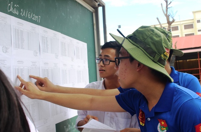 Chùm ảnh: Thí sinh cả nước làm thủ tục dự thi THPT quốc gia 2017 - 32 Các thí sinh được lực lượng tình nguyện viên hướng dẫn tìm kiếm thông tin cá nhân