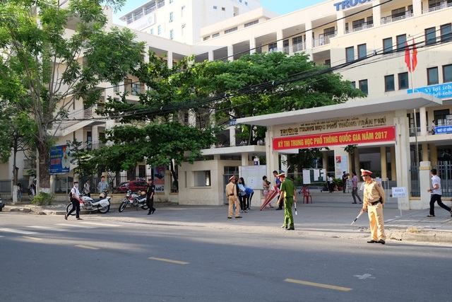Vẫn có thí sinh bị đình chỉ do mang điện thoại vào phòng thi - 2
Tại điểm trường THPT Trần Phú (Đà Nẵng). (Ảnh: Khánh Hiền)