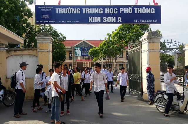 Đề Toán khá dài, có tính phân loại cao - 17 Các thí sinh tại Hội đồng thi trường THPT Kim Sơn A kết thúc môn Toán (ảnh: Thái Bá)