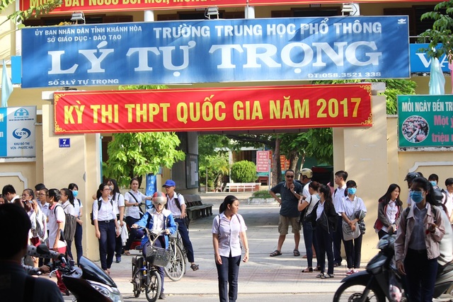 Đề Toán khá dài, có tính phân loại cao - 26 Thí sinh dự thi tại điểm thi trường THPT Lý Tự Trọng, TP Nha Trang ra về sau môn thi Toán